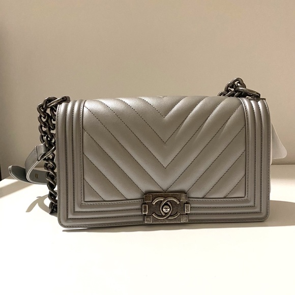 Chanel Medium Boy Bag in silver chevron - Picture 6 of 15